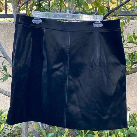 NWT Ted Baker London Latasha Vinyl Utility Mini Skirt in Black. Size 12 (5). - Picture 4 of 8